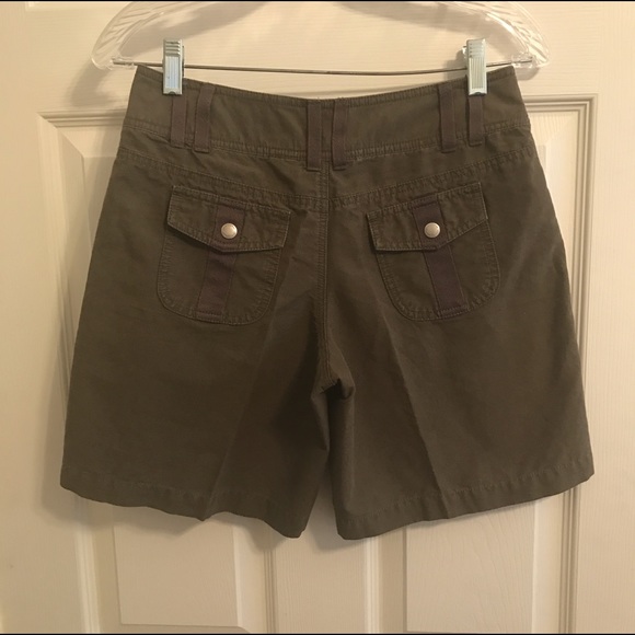 Liz Claiborne Shorts Size 4P Olive Green - Picture 8 of 9